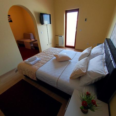Hotel Arizona Sarajevo Lukavica ภายนอก รูปภาพ