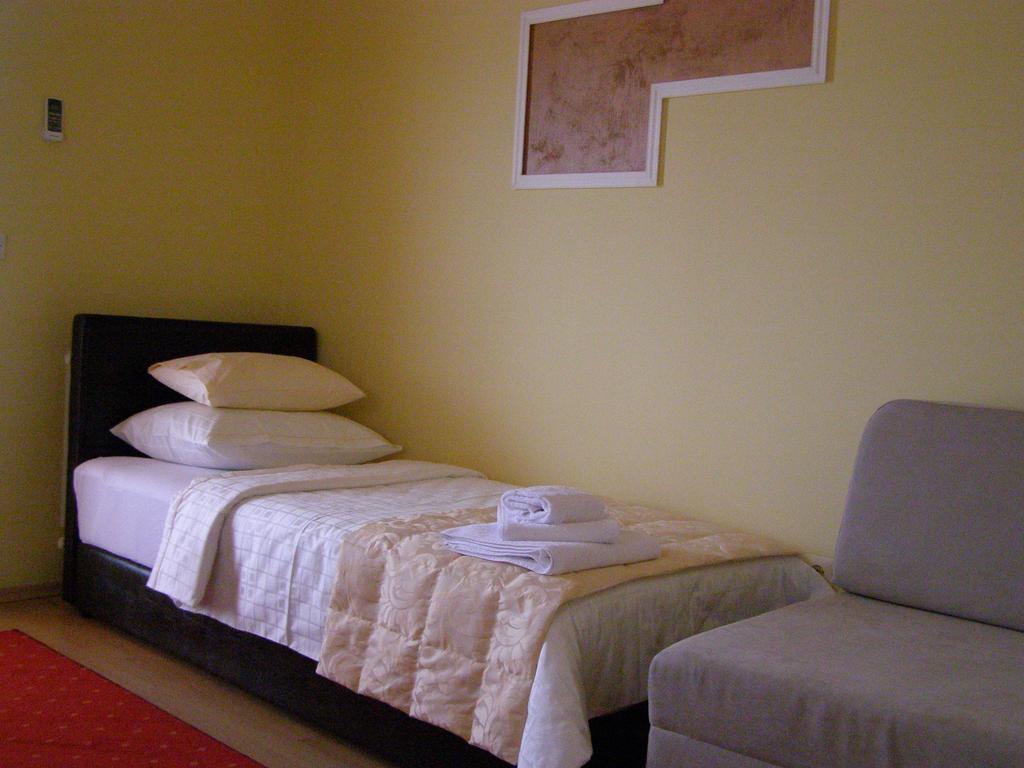 Hotel Arizona Sarajevo Lukavica ภายนอก รูปภาพ