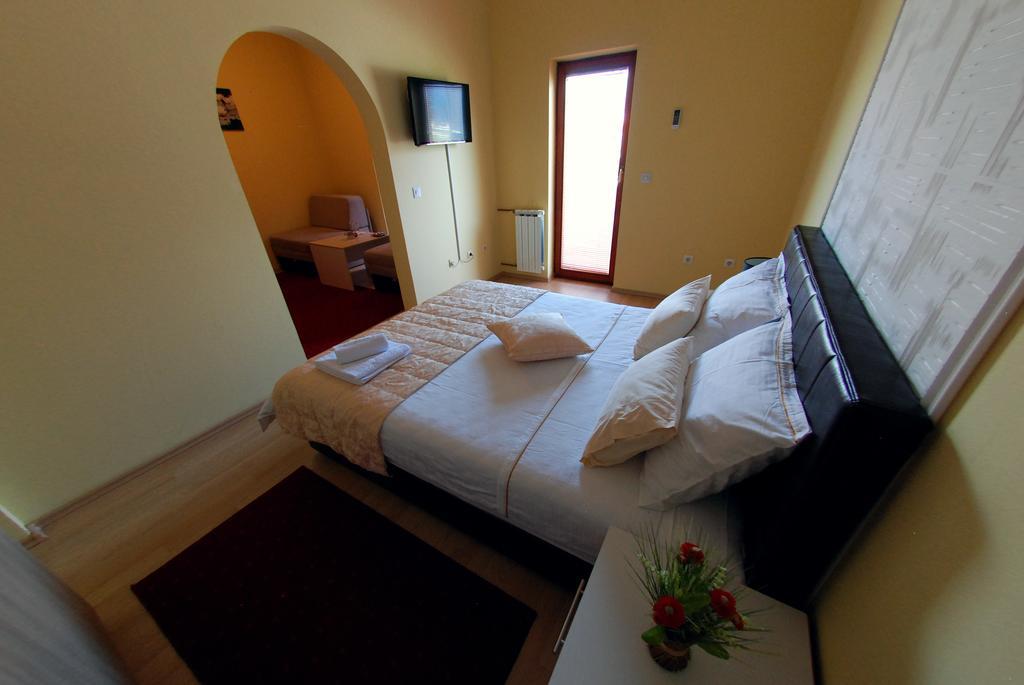 Hotel Arizona Sarajevo Lukavica ภายนอก รูปภาพ