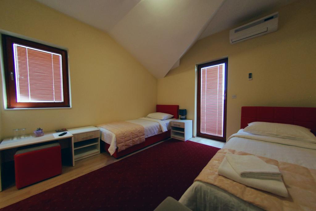 Hotel Arizona Sarajevo Lukavica ภายนอก รูปภาพ